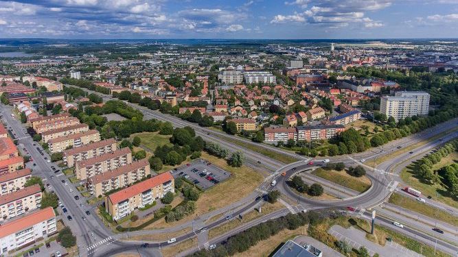 Välkommen till ett frukostwebbinarium där ﻿du möter personer med erfarenhet av att stötta fastighetsägare att ta till vara på sitt naturkapital och arbeta för klimatanpassning, boendes hälsa, biologisk mångfald och andra nyttor.