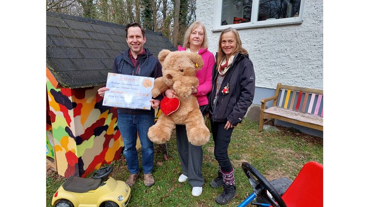  Tony Kräker, Elvira Wegner vom Kinderhospiz und Katrin Ángirá Harnoß freuen sich über die schöne Spende Tony Kräker, Elvira Wegner vom Kinderhospiz und Katrin Ángirá Harnoß freuen sich über die schöne Spende