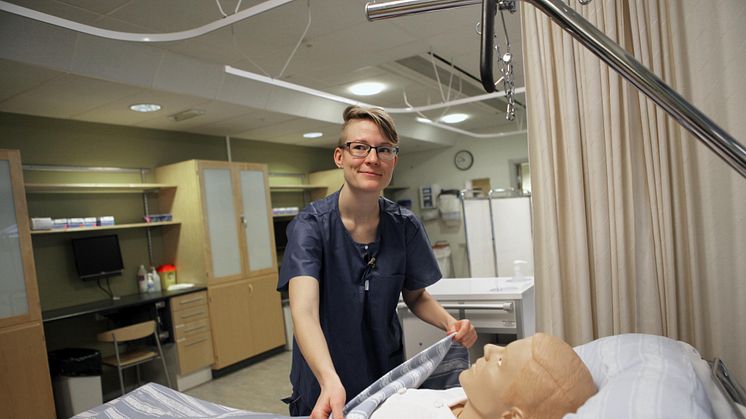 På högskolans kliniska lärande centrum övar studenter på bemötande i verklighetstrogen vårdmiljö.