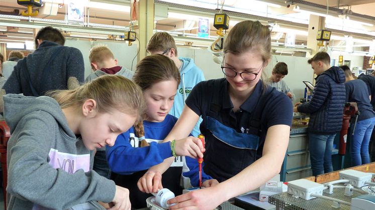 Mit Spaß dabei: Girls' Day in der Ausbildungswerkstatt von Westfalen Weser Energie in Kirchlengern (v.l.): Stella und Chantal Hausauer, Freiherr v. Stein Gymnasium Bünde sowie Naila Czichowki, 1. Ausbildungsjahr Westfalen Weser Energie.