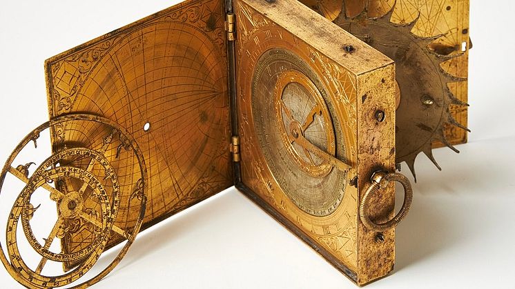 Förgyllt kompendium som användes för att göra astronomiska beräkningar, sålt för 225 000 kr i auktionen Böcker, Kartor & Handskrifter.