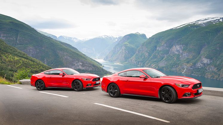 Endelig har nye Ford Mustang kommet til Norge. Aurlandsfjorden i bakgrunnen