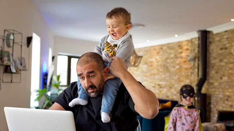 Att vara förälder kan vara både härligt och svårt på samma gång. Foto: simple.scandinav.se/Emma Sekhon. Den här bilden får bara endast användas digitalt och på förfrågan.