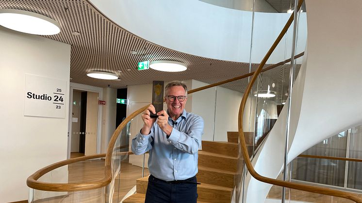 Kategorie Treppen und Geländer: MetallArt-Geschäftsführer Andreas Wahsner freut sich über den gelungenen Blickfang und die Anerkennung der Leistung.