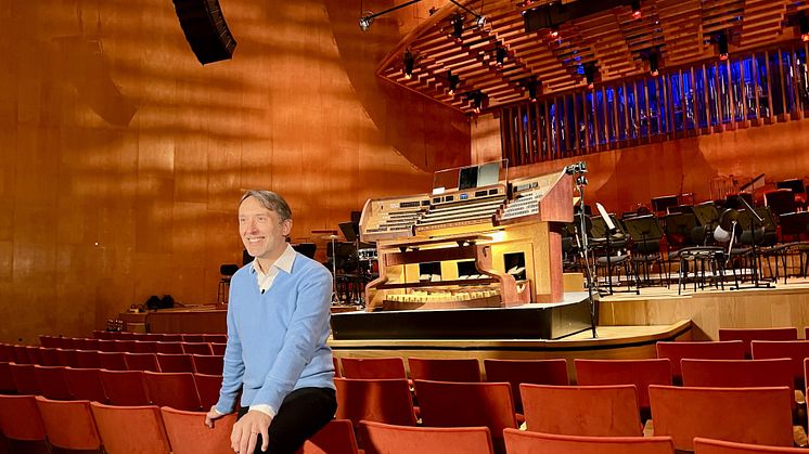 Olivier Latry är organist i brandhärjade Notre-Dame i Paris och utlovar nyöppning av kyrkan 2024. 