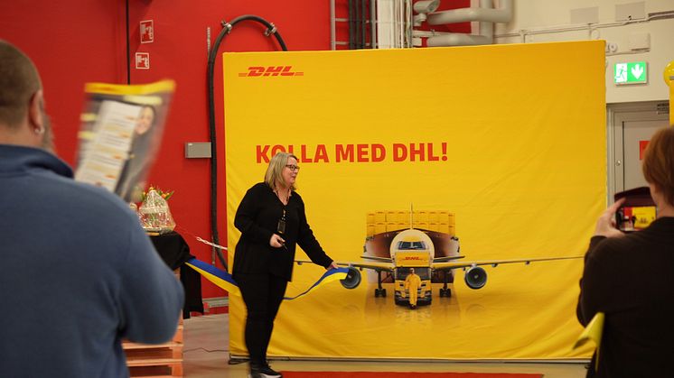 Invigning nya DHL Uppsala. Anette Lundgren klipper bandet på nya arbetsplatsen efter 33 år på den gamla.