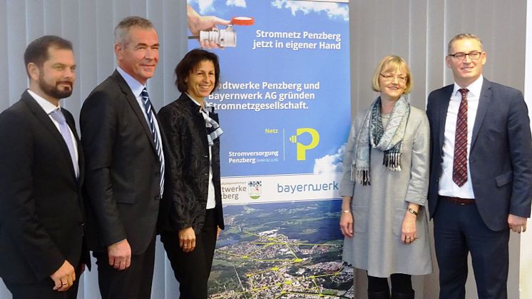Wollen die Energiewende vor Ort meistern: die beiden künftigen Geschäftsführer Vilgertshofer (Stadtwerke Penzberg, 2. v. l.) und Kryeziu (Bayernwerk, r.) sowie Bürgermeisterin Zehetner (M.) und Bayernwerk-Kommunalverantwortliche Jekelius (2. v. r.).