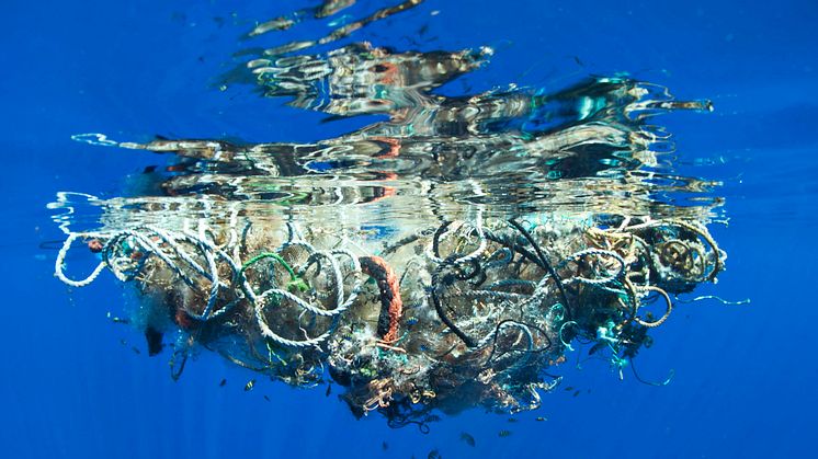 Nästan tio tusen kilo plast tillverkas varje sekund. Alldeles för mycket hamnar i haven.