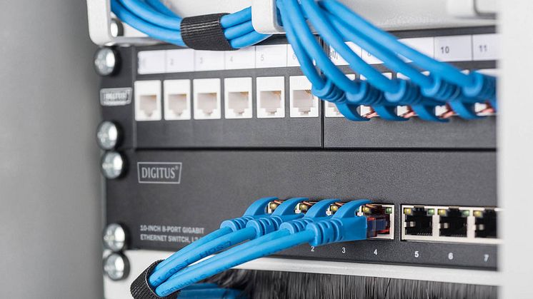 De kompakte gigabit-switches fra DIGITUS muliggør en professionel netværksteknologi i 10-tommers skabe. Fotokilde: Assmann Electronic GmbH