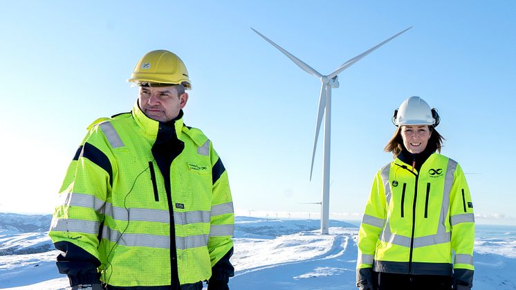 Konsernsjef i Aneo, Ståle Gjersvold, og konserndirektør for vekst fornybar energi i Aneo, Kari Skeidsvoll Moe, har nå gjort sin første investering i ny energiproduksjon utenfor Norge.