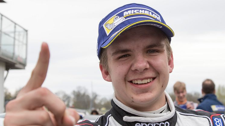 Julius Ljungdahl från Norrtälje vann premiärracet i Renault Clio Cup på Ring Knutstorp. Foto: Micke Fransson/STCC