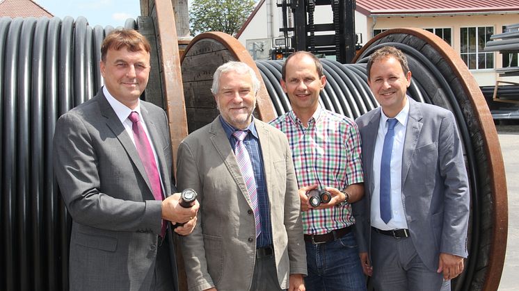 Foto: vl. Martin Hanner, Regionalleiter für Niederbayern und die Oberpfalz, Walter Pirchtner, Leiter der Netzdienste Niederbayern, Jürgen Hoffmeister, Netzbauleiter am Netzcenter Eggenfelden und Pressesprecher Maximilian Zängl (Bayernwerk).