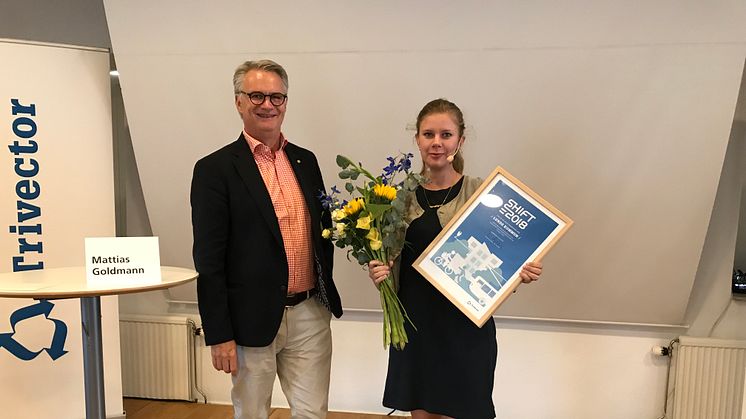 För tredje året i rad vinner Lunds kommun SHIFT kommunrankning för hållbara transporter. Christer Ljungberg, vd Trivector, lämnar över priset till kommunalrådet Emma Berginger (MP) från Lund.
