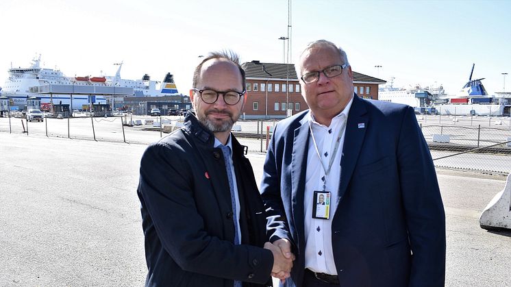 Infrastrukturminister Tomas Eneroth och Jörgen Nilsson, vd i Trelleborgs Hamn