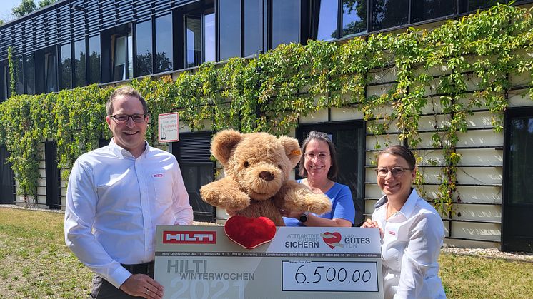 Robin Frisch (l.) und Doreen Schneider von HILTI übergeben den Spendenscheck an Kerstin Stadler (Mitte) vom Kinderhospiz Bärenherz Leipzig