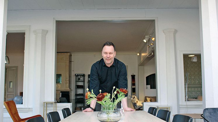 Entreprenören Henrik Dahlqvist som under det egna varumärket Nobel Home lanserar ett helt nytt koncept med både klassiska och moderna möbler.