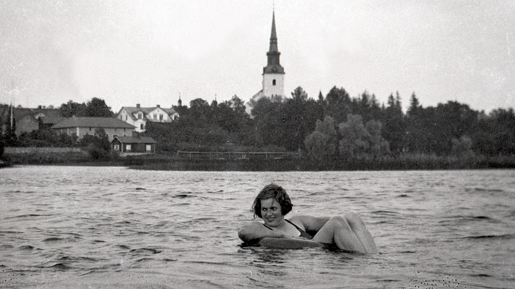 Sommarutställning om bad efterlyser badminnen i Lindesberg