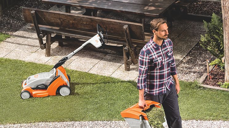 COMPACT AKKU -sarjaan kuuluvassa STIHL 339 C  mallissa on yksiaisainen työntökahva.