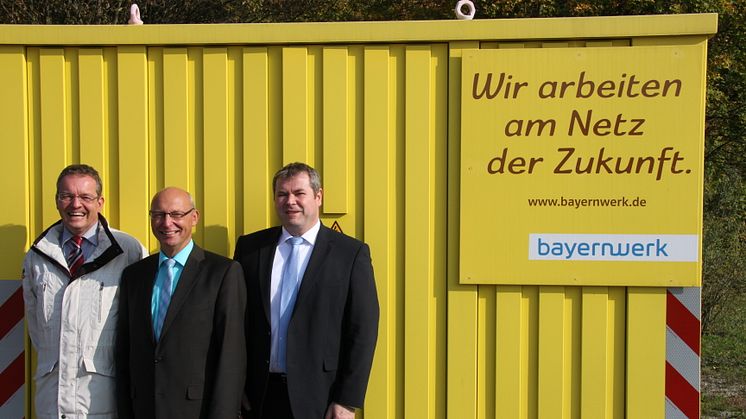 Foto: Im Netzcenter Marktheidenfeld haben Projektleiter Thomas Senger, Günter Jira, verantwortlich für die Region Unterfranken und Netzdiensteleiter Thomas Spang die aktuellen Maßnahmen zum Netzausbau in der Region vorgestellt.