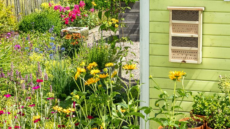 Das Wildgärtner-Freude Bienenhaus von Neudorff schafft einen Lebensraum für verschiedene Wildbienen-Arten, die in den Gärten einen großen Teil der Bestäubung leisten