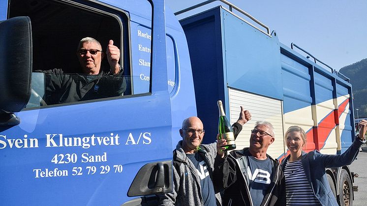 Full jubel hos VB-bedriften Svein Klungtveit AS på Sand i Ryfylke da det ble klart at de hadde halt i land en storkontrakt på slamtømming i Sunnhordaland, verdt nærmere 120 millioner kroner. Fra venstre: Svein Klungtveit, Odd Inge Fuglestein, Arnfinn