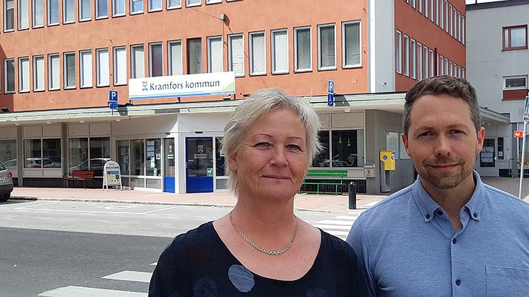 Inga-Lena Arkeflod, verksamhetschef äldreomsorg, och David Wiklund, utvecklare på välfärdförvaltningen, är glada över utmärkelsen.