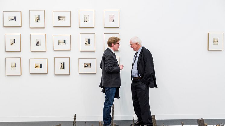 Gunnar B. Kvaran og Hans Rasmus Astrup i samtale under Frieze London 2018 (Foto: Javier Auris, NRK)