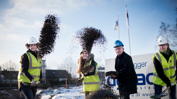 Från vänster: Alan Muratovic & Ines Zdenac köpare, Lars Molander Dynacon, Carita Schönbaum HSB Sydost. Fotograf: Lina Alriksson