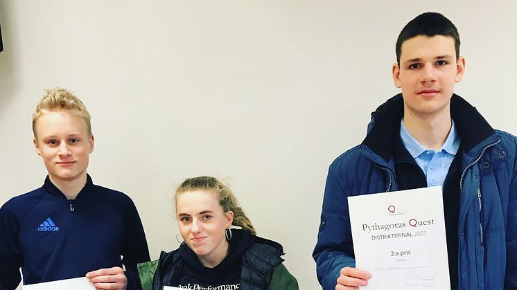 I matematiktävlingen Pythagoras quests distriktsfinal tävlade tre elever från Nordic International School Kalmar mot andra skolor från Kalmar-regionen. Selmer, Sigrid och Artem slutade på en imponerande andraplats.