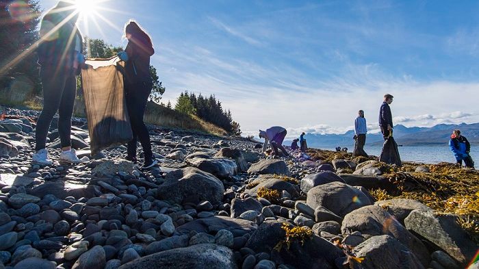 Tirsdag 19. september gjennomfører Hurtigruten den største strandryddingen noen gang, når gjester og ansatte i hele flåten skal rydde strender fra Kirkenes til Urke i Hjørundfjorden. Foto: Hurtigruten/ Ørjan Bertelsen 