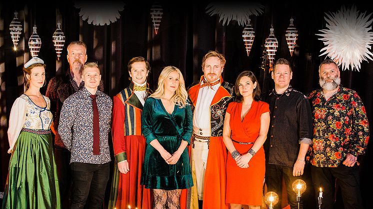 Västanå Jul-ensemble: Hanna Kulle, Roger Tallroth, Niklas Bertilsson, Daniel Lindman Agorander, Heidi Talbot, Jakob Hultcrantz Hansson, Sophia Stinnerbom, Magnus Stinnerbom, Sébastien Dubé. Foto: Olle Hallström