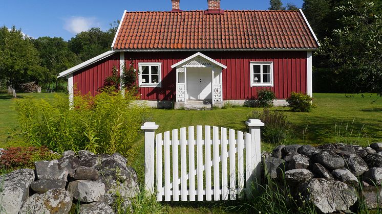 Många sommarstugor är extra utsatta för onödiga elolyckor. Vanliga fallgropar är el som dragits själv där felkopplingar kan leda till rejält med ström genom kroppen om man har otur.