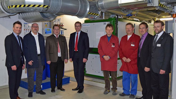 Bayernwerk Natur und Krankenhaus in Zwiesel nehmen Kraft-Wärme-Kopplungsanlage in Betrieb – jährlich 300 Tonnen CO2-Einsparung