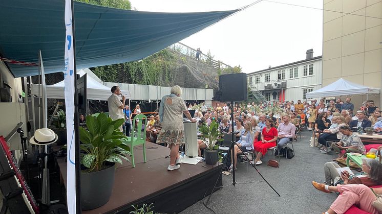 Bakgården til GRID-Arendal var full mandag kveld under Arendalsuka. Klima- og miljøminister Espen Barth Eide ga svar på tiltakene fra de fem miljøorganisasjoner. 