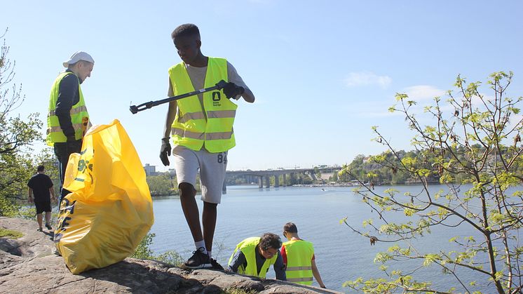 Kungsholmens klippor städas av idrottsungdomar.