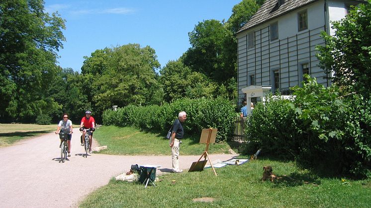 Natur og kultur kan opleves på cykel og til fods - som her ved Goethes Gartenhaus i Park an der Ilm i Weimar