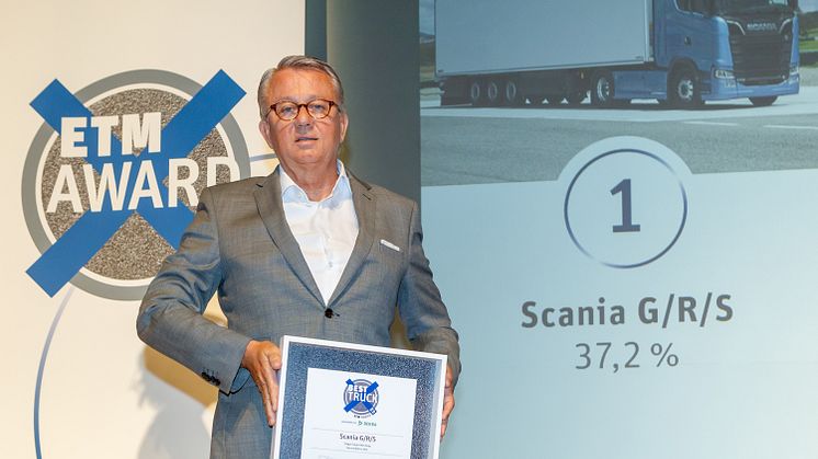 Peter Hornig, Geschäftsführer Scania Deutschland Österreich,  mit der Auszeichnung "Best Truck 2019" für die Fernverkehrs-Lkw von Scania.