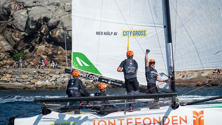 Nicklas Dackhammar och ESSIQ Racing Team jublar efter att ha säkrat en plats i semifinalerna.