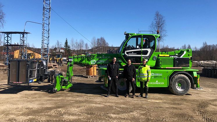 Fredrik, Thomas och Patrik framför Liljaskolans nya Merlo R50.26 S Plus.