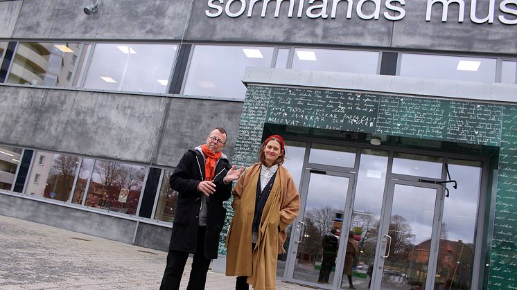 Tom Sandkvist och Joanna Nordin utanför Sörmlands museum inför Sörmlandssalongen som öppnar 7 november