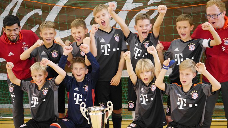 Die E-Jugend des FC Bayern München hat ihren Titel aus dem Vorjahr beim 22. Internationaler Bayernwerk Junior Cup 2016 am Wochenende in Gilching verteidigt.