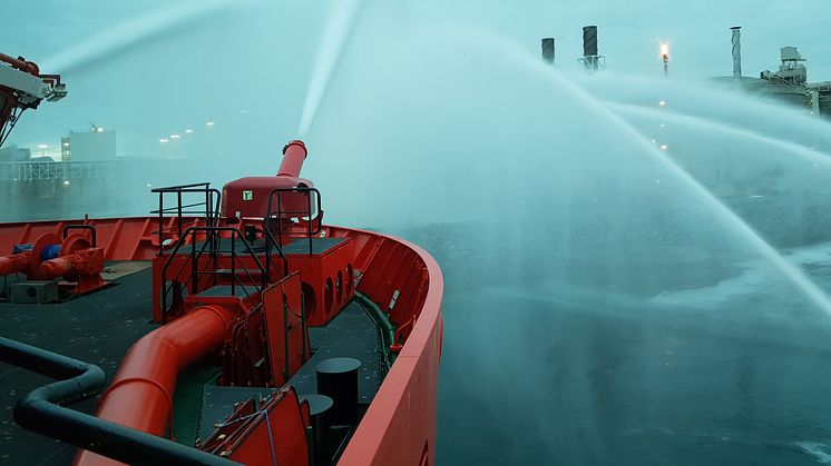 ’Esvagt Aurora’ er udstyret med to avancerede og kraftfulde FiFi-kanoner (fifi = fire fighting, red.), som er i stand til at ”skyde” 2 x 60.000 liter/minut vand på en afstand af 180 m og i en højde af 110 m.