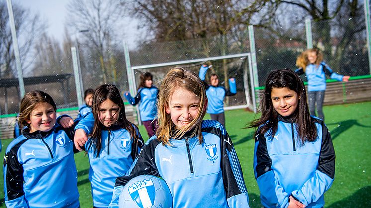 INTRESSET HAR VARIT STORT OCH FOTBOLLSSKOLAN ÄR NU FULLTECKNAD. JÄTTEKUL ATT SÅ MÅNGA TJEJER VILL SPELA FOTBOLL! Hallå alla fotbollsintresserade tjejer mellan 6 och 8 år!