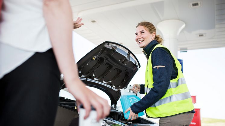 Kontorsmedarbetarna rycker in på stationerna under Servicehjälpen