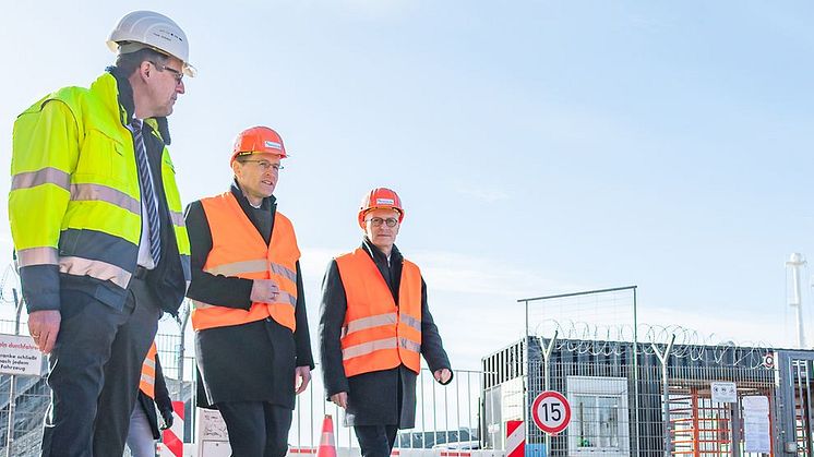 Rundgang durch den Hafen (von links): Frank Schnabel, Leiter der Brunsbüttel Ports GmbH, Ministerpräsident Daniel Günther und Bürgermeister Peter Tschentscher. Bild: © Senatskanzlei Hamburg