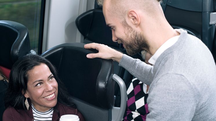 Servicevärd på MTR Express ger service till kunderna istället för att kontrollera biljetter. (Foto: Jay Veesualz/MTR Express)