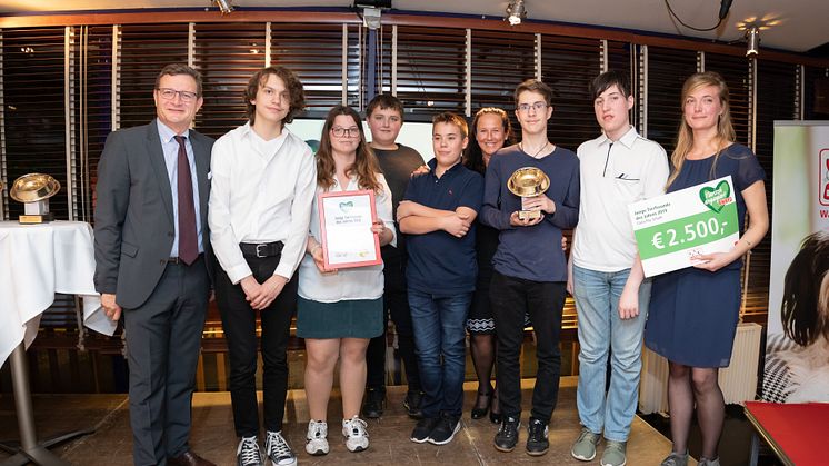 Hermann Aigner übergibt den goldenen Fressnapf an das Projektteam "Biene" der Clara Fey Schule