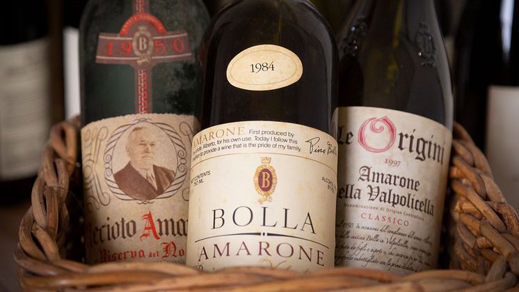 Bolla Le Origini Amarone Classico Riserva, etiketter från 1950, 1984 och 1997 på bilden.