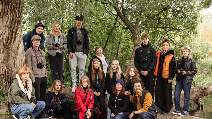 Young People -ohjelmaan osallistuneet nuoret kuvausretkipäivällä Oulun Ainolan puistossa
