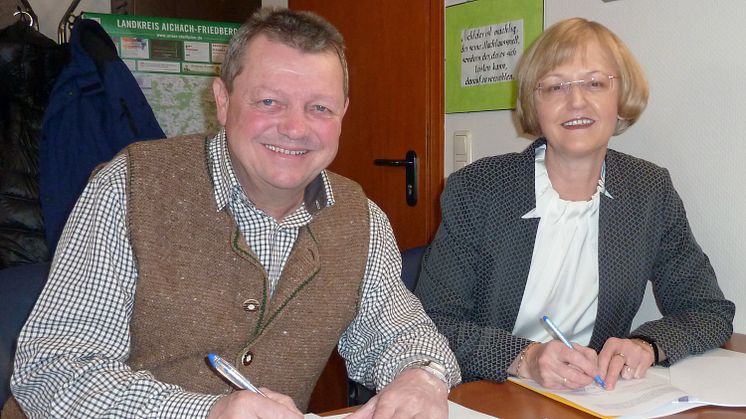  Bürgermeister Lorenz Braun und Regionalmanagerin Ursula Jekelius unterzeichnen den Konzessionsvertrag.